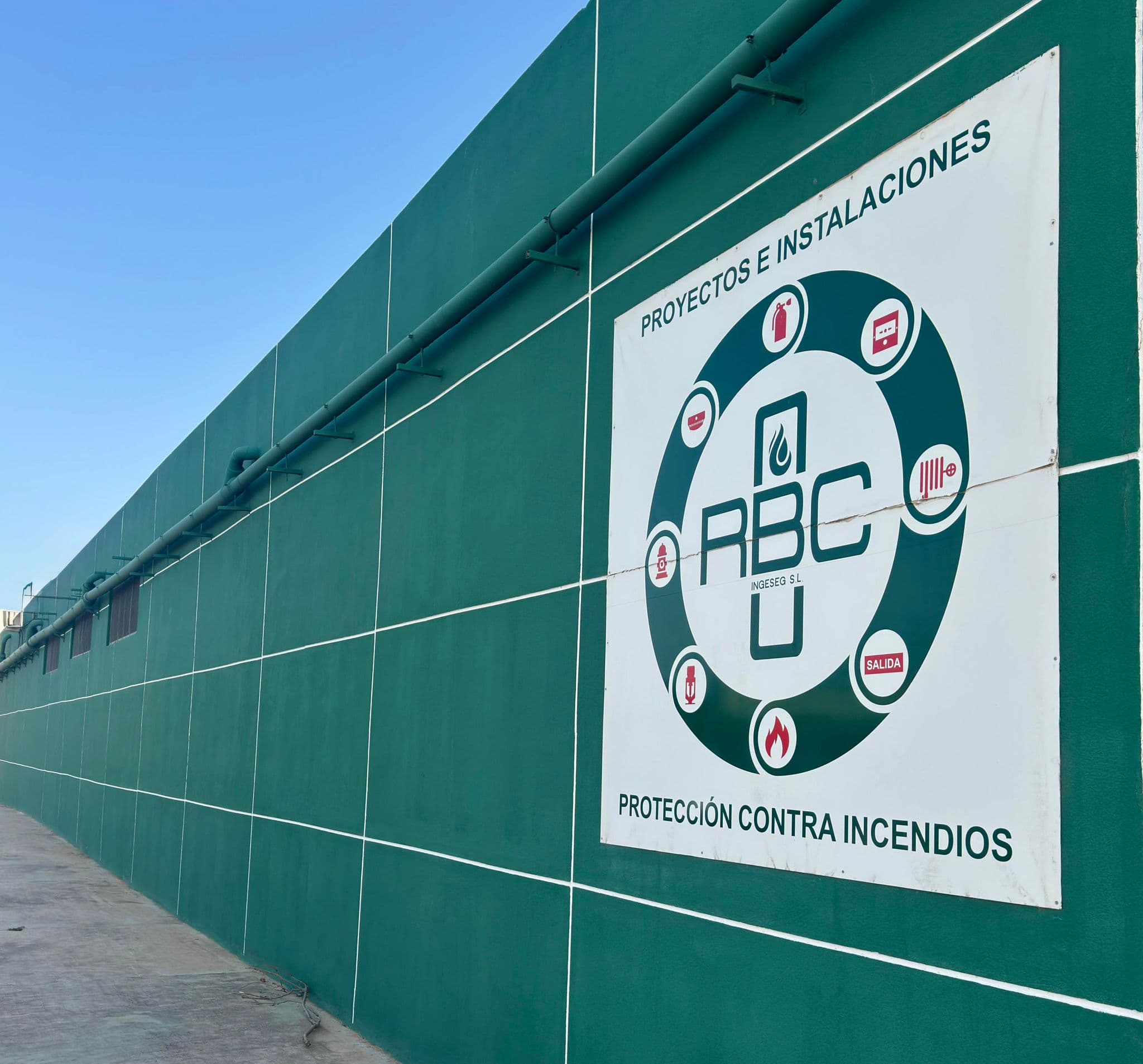 Muro con logotipo RBC